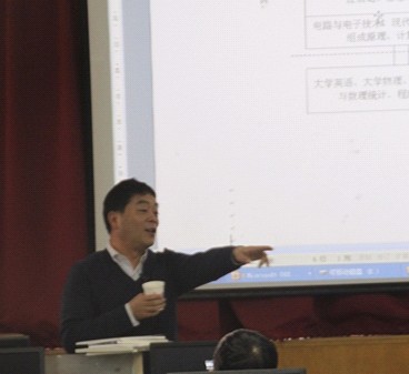 王志良教授現(xiàn)場與高校教師互動，對物聯(lián)網(wǎng)相關(guān)知識答疑解惑