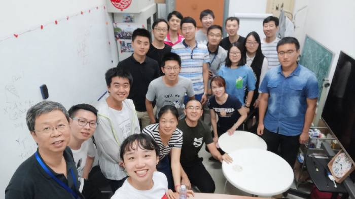 左一:清華大學(xué)自動(dòng)化系信息處理研究所張學(xué)工教授