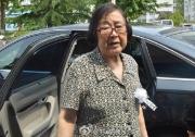 成思危遺孀舒允宜女士前往中科院大學(xué)，同師生一起緬懷、悼念成思危