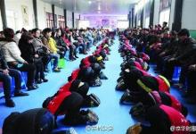 至于學(xué)生在大庭廣眾下集體下跪，葉開的批評非常嚴(yán)厲