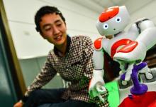 “腦控機器人”亮相南開大學