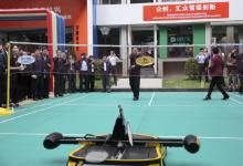 李克強(qiáng)與成都菁蓉創(chuàng)客小鎮(zhèn)機(jī)器人“切磋”羽毛球