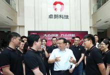 李克強(qiáng)走進(jìn)飛鴿自行車(chē)體驗(yàn)店
